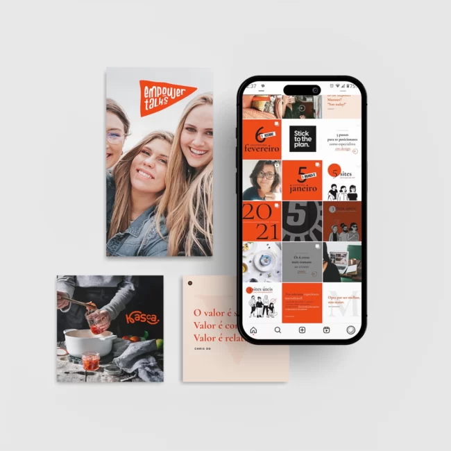 Smartphone com redes sociais da Supermoon, acompanhado de materiais impressos de marketing.