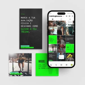 Smartphone com redes sociais da Training Box One acompanhado de materiais impressos de marketing.